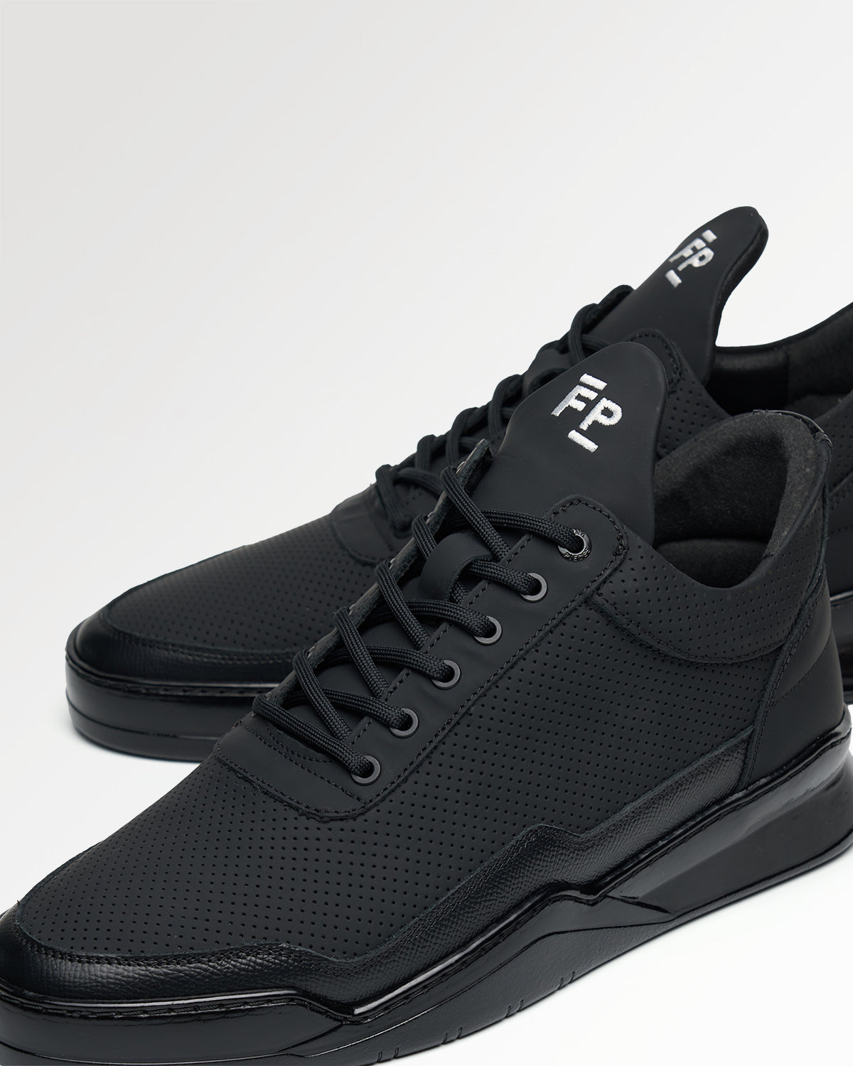 LOW TOP GHOST TECH BLACK