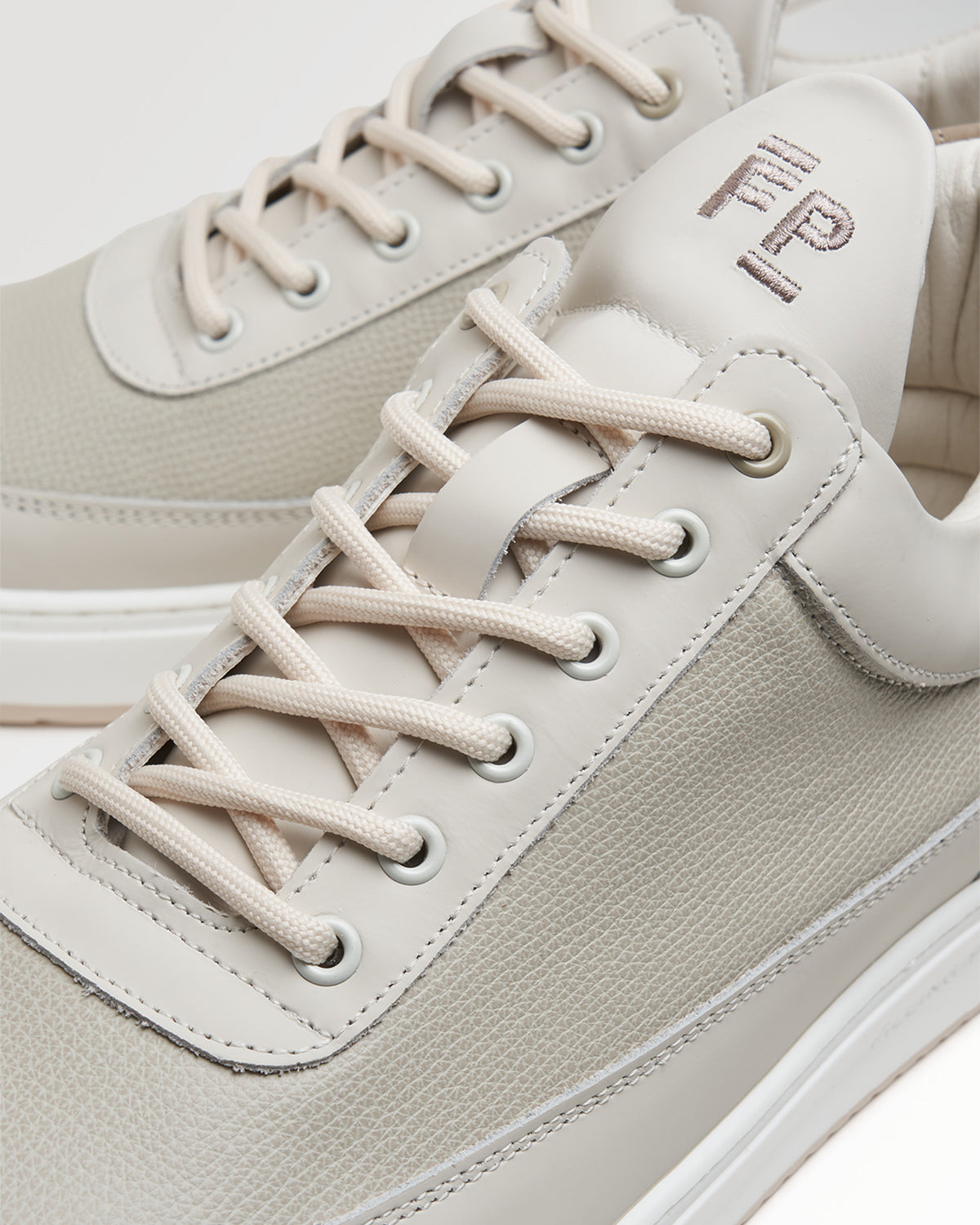 LOW TOP TECH CRUMBS OFF WHITE