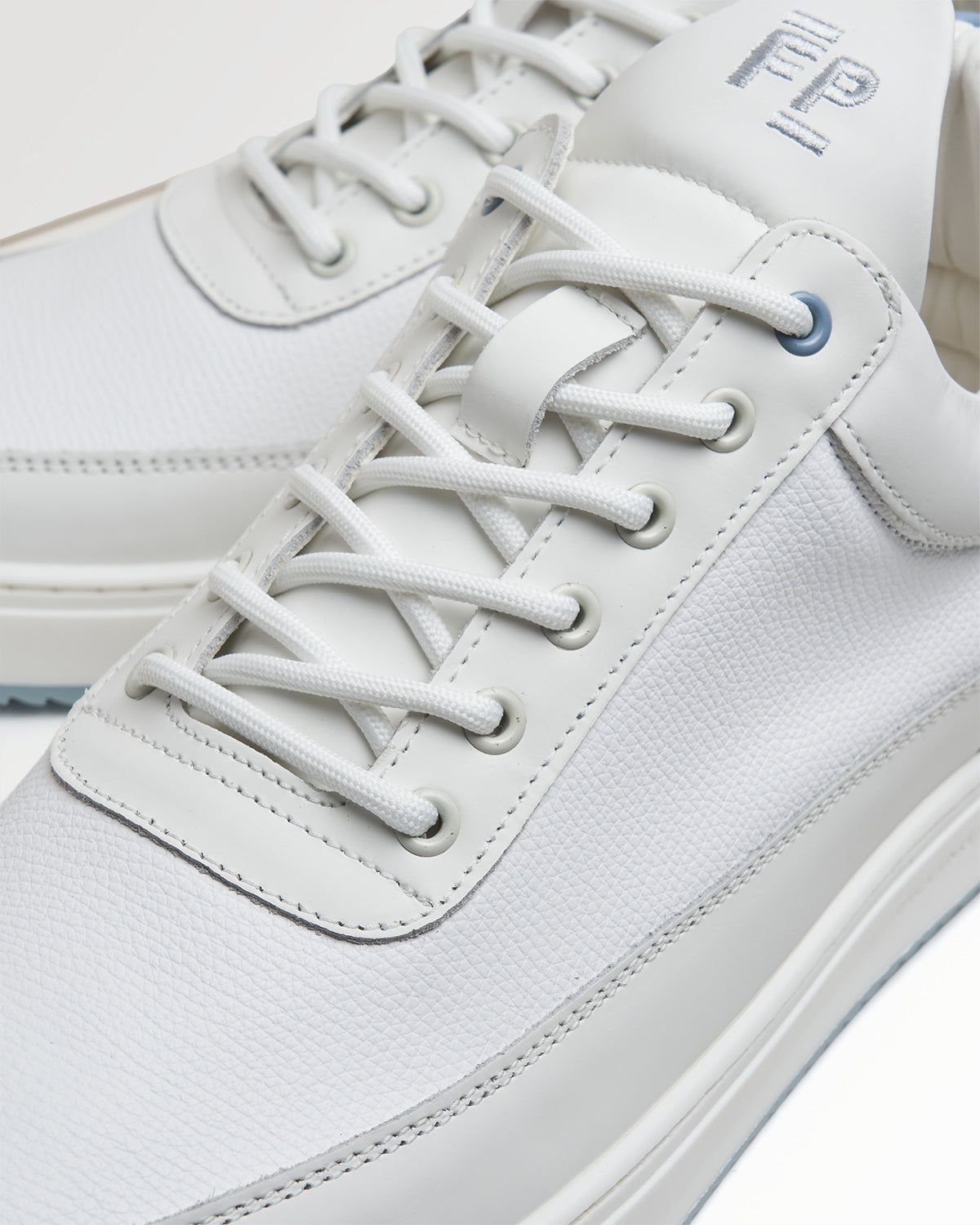 LOW TOP TECH CRUMBS WHITE/LIGHT BLUE