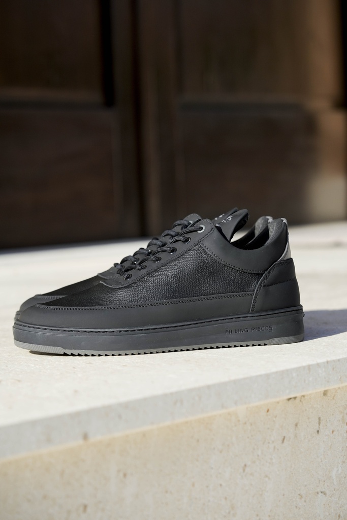 LOW TOP TECH CRUMBS BLACK